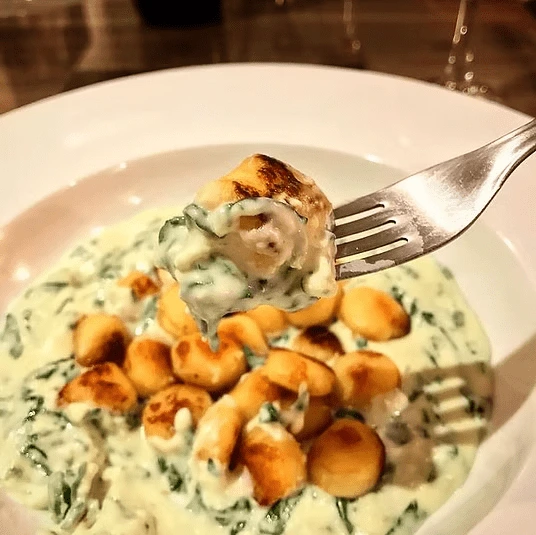 Banner da receita de Nhoque na manteiga ao bechamel com espinafre